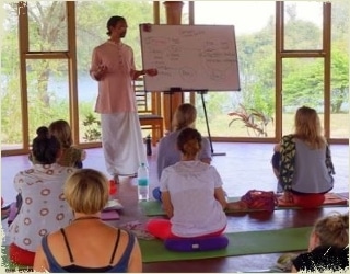 ashram for yoga meditation and philosophy in india